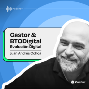 La imagen es la portada de un podcast titulado "Castor & BTODigital: Evolución Digital" con Juan Andrés Ochoa. A la derecha, se ve una fotografía en blanco y negro de un hombre sonriendo, mientras que el fondo es de tonos azules con un diseño de círculos concéntricos. En la esquina inferior derecha aparece el logotipo de Castor.