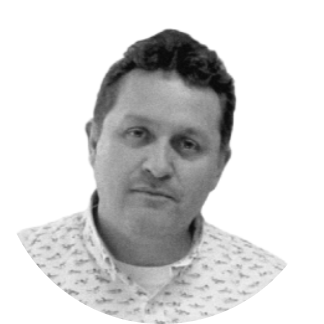 Fotografía en blanco y negro de Juan Calos Villa, un hombre con pelo corto y camisa formal