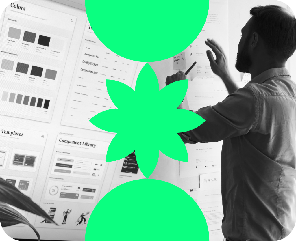 A la izquierda hay un sistema de diseño que pertenece al diseño de experiencia y a la derecha hay un hombre dibujando un tablero que representa el diseño de servicios