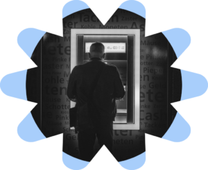 Fotografía en blanco y negro de un hombre retirando dinero de un cajero automático