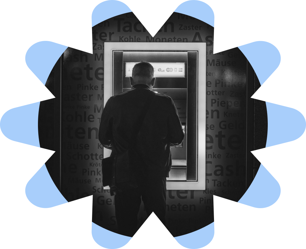 Fotografía en blanco y negro de un hombre retirando dinero de un cajero automático